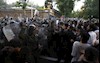 درگیری مردم با نیروی سرکوبگر انتظامی
