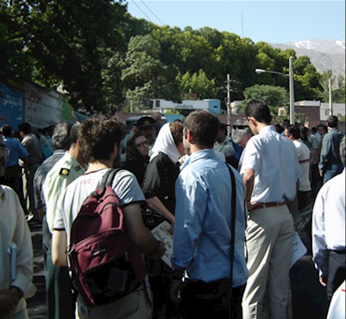 تجمع خانواده﻿ها مقابل زندان اوین - آرشیو