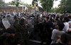 سرکوبی جوانان توسط نیروی سرکوبگر انتظامی