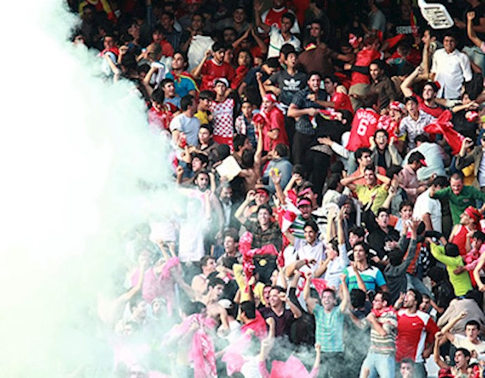 جوانان معترض در جریان مسابقه فوتبال صندلیهای استادیوم آزادی را شکستند