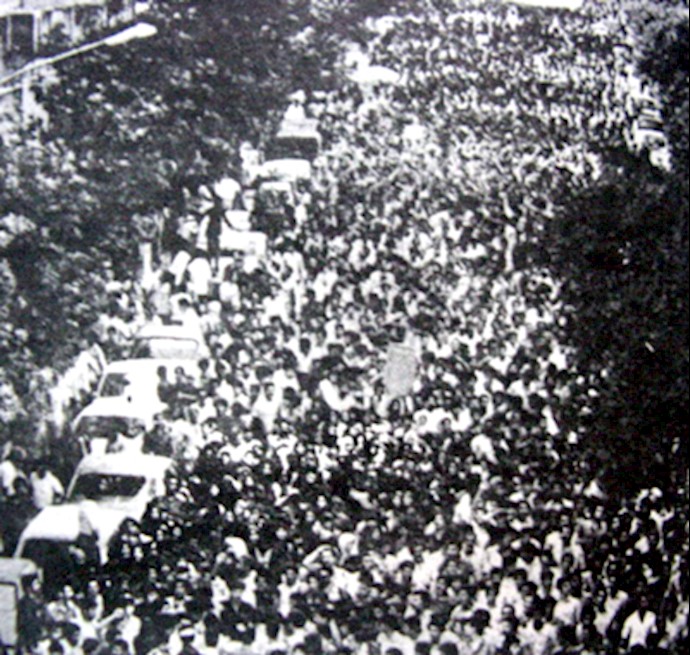 سی خرداد سال 1360 - تظاهرات مسالمت آمیز 500 هزار نفر در تهران