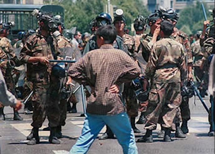 سرکوب دانشجویان توسط نیروهای سرکوبگر