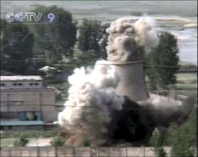 انفجار برج خنک کننده تأسیسات هسته ای یونگ بیون