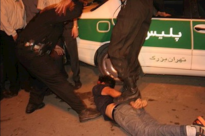 سرکوب جوانان توسط ماموران سرکوبگر انتظامی