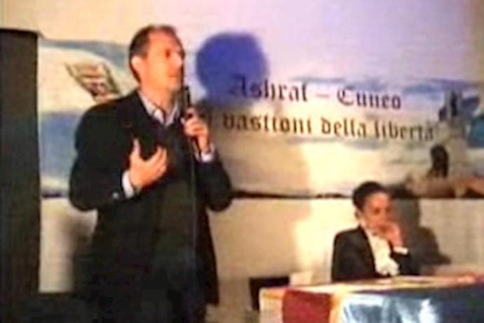 جان کارلو بزلی در حال سخنرانی