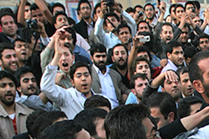 حرکت اعتراضی جوانان در نمایشگاه مطبوعات تهران