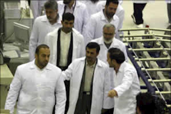 پاسدار احمدی نژاد  در یک سایت اتمی