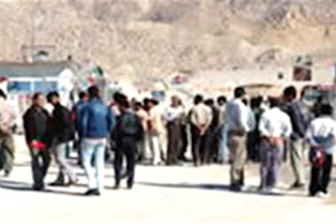 معترضین به سیاستهای چپاولگرانه آخوندها، اقدام به مسدود کردن جاده ا رتباطی کردند- آرشیو