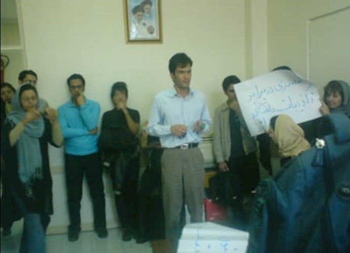 اعتراض دانشجویان دانشگاه تهران علیه آخوند کروبی
