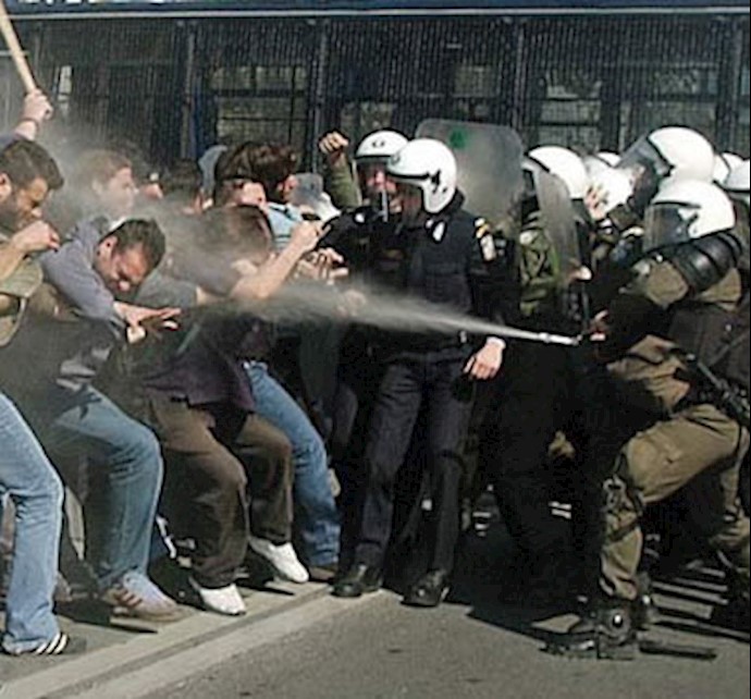 نیروهای سرکوبگر به ضرب وشتم تظاهرات کنندگان  میپردازند