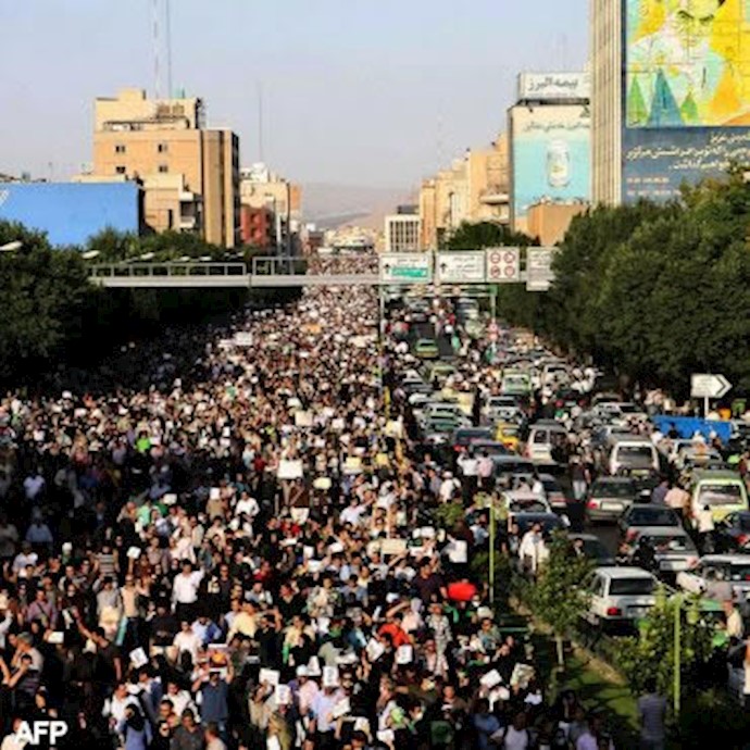 تجمع مردم تهران در میدان توپخانه