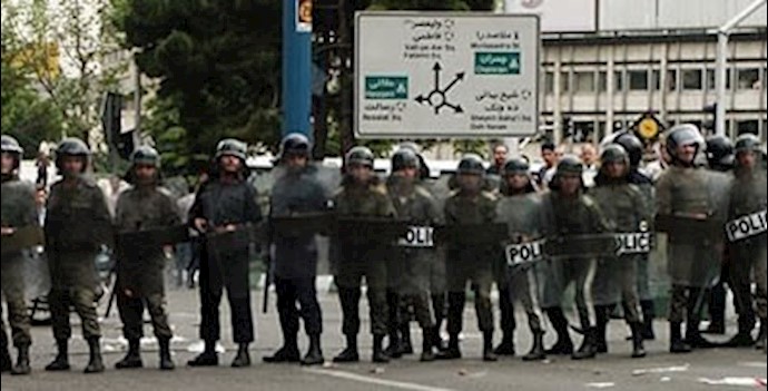پلیس ضد شورش آماده سرکوب تظاهرات مردمی