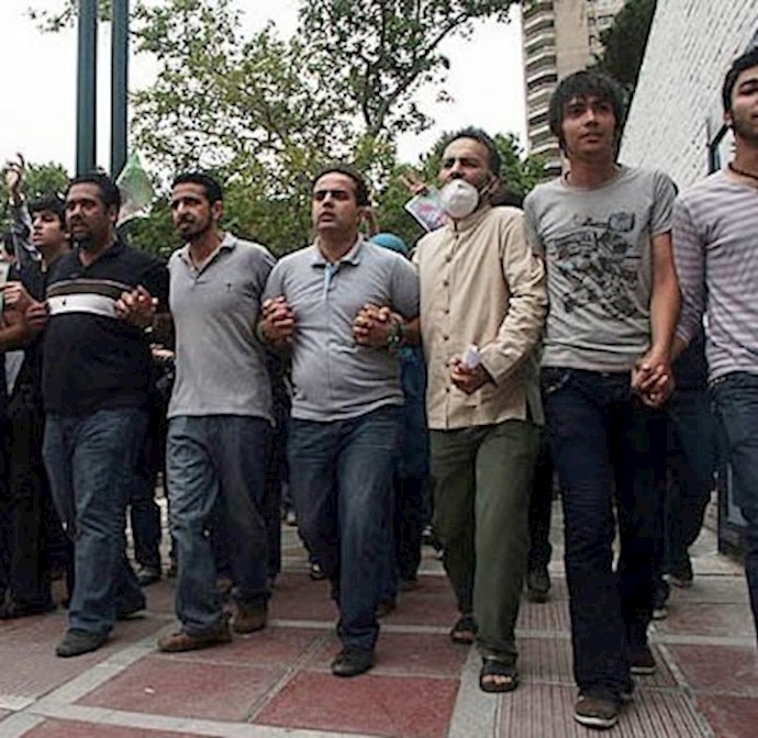 زنجیر انسانی در مقابل تهاجم مأموران سرکوبگر