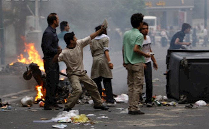 خشم جوانان ناراضی عرصه را بر آخوندها تنگتر کرده است