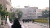 مردم شجاعانه با نیروهای سرکوبگر به مقابله برمی﻿خیزند