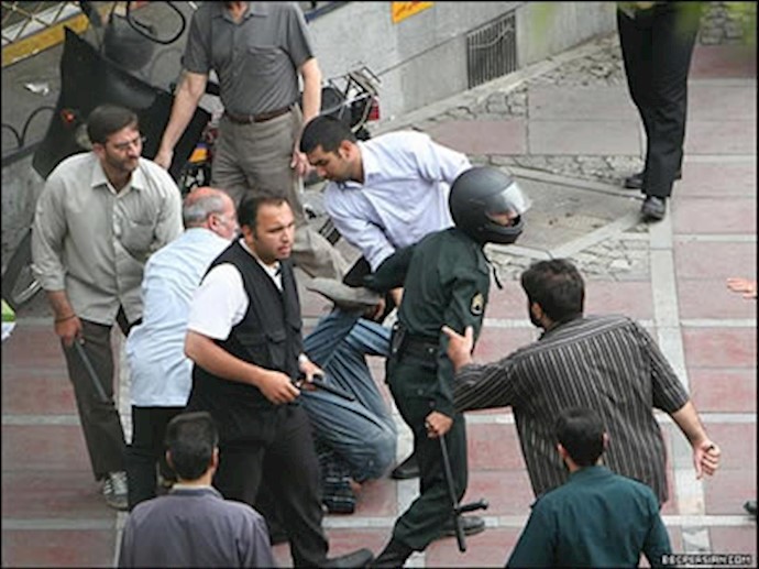 صحنه‌ای از سرکوب مردم توسط جنایتکاران رژیم پلید آخوندی