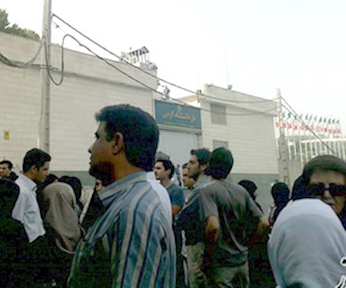 تجمع خانواده‌های بازداشت‌شدگان در مقابل زندان اوین
