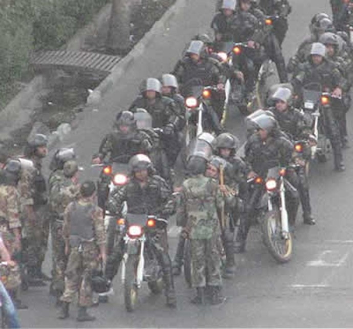 نیروهای سرکوبگر اقدام به ضرب و شتم تظاهرکنندگان میکنند