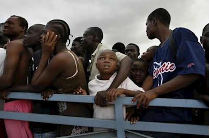 مردم هائیتی در انتظار دریافت کمکهای انسانی