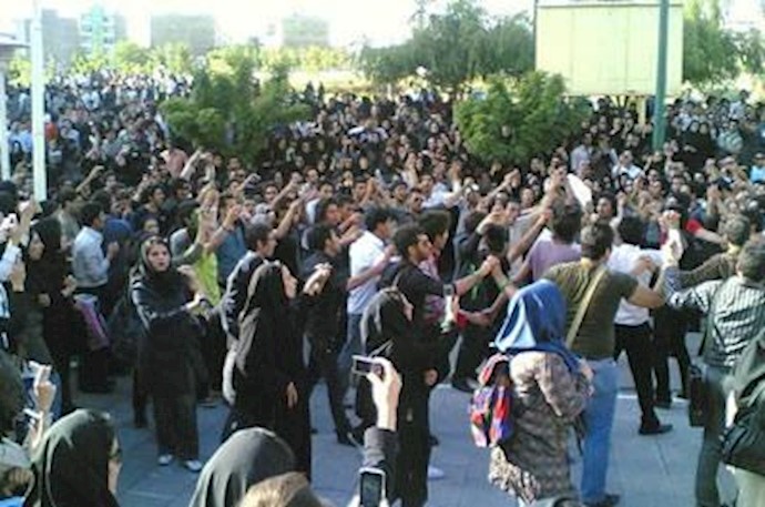 تجمع اعتراضی دانشجویان دانشگاه آزاد کرج- آرشیو