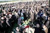 مریم رجوی بر روی مزار مرضیه، خاک اشرف را میپاشد