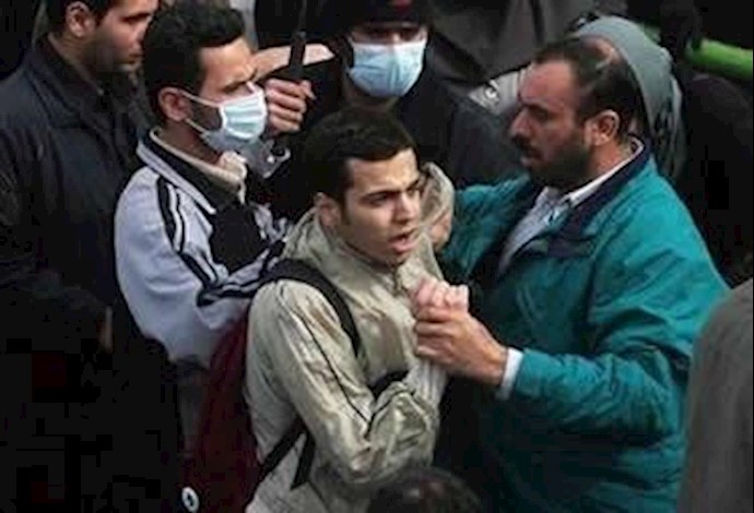 مأموران لباس‌شخصی رژیم در حال دستگیری یک خبرنگار