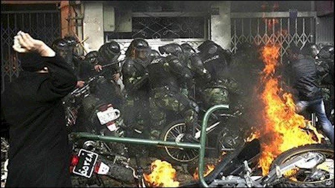 به آتش کشیدن موتور مزدوران انتظامی توسط قیام آفرینان- آرشیو