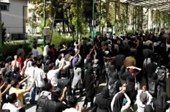 تظاهرات دانشجویان دانشگاه تهران - آرشیو