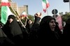 تجمع گروهی از بسیجیان و لباس شخصی ها به اسم دانشجو در مقابل سفارت انگلستان