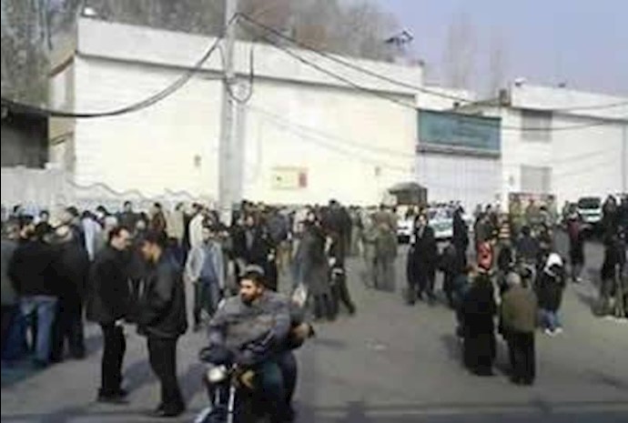 خانواده های زندانیان در پشت در ب زندان اوین - آرشیو