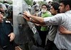 درگیری مردم با نیروی سرکوبگر انتظامی 