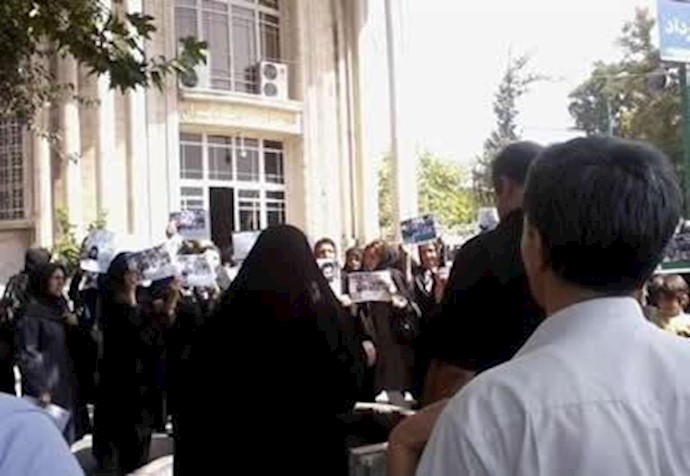 تجمع خانواده زندانیان سیاسی در مقابل دادستانی تهران