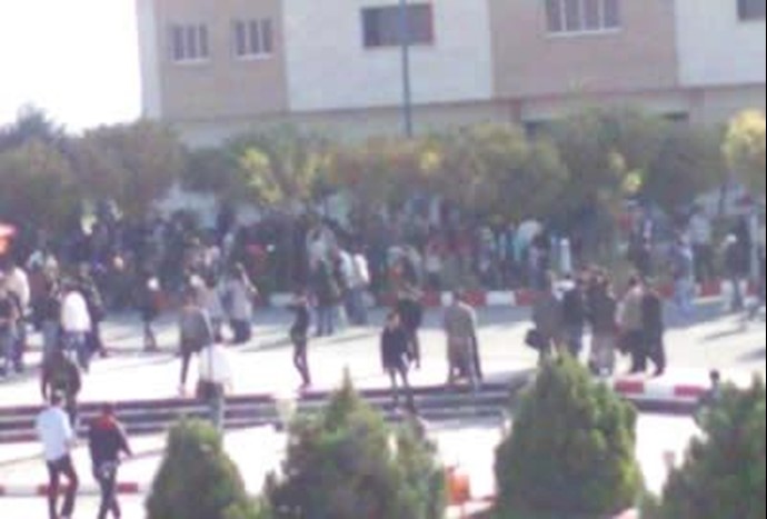 تجمع دانشجویان در دانشگاه آزاد قزوین