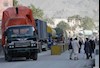 ورود کامیونها به مرز افغانستان