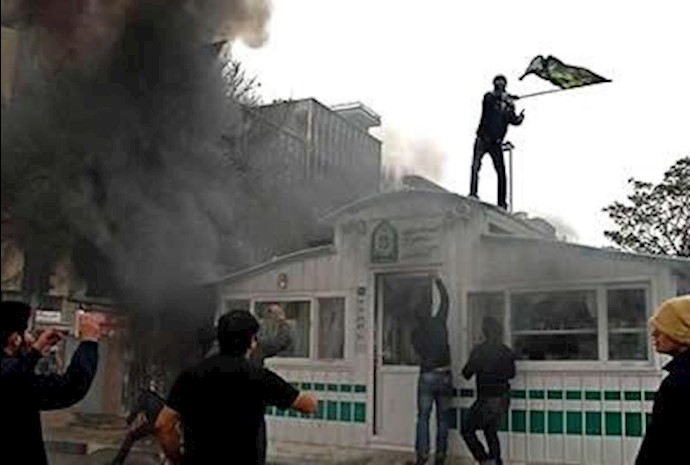 به آتش کشیدن مقر انتظامی  جنایتکار در قیام عاشورای88