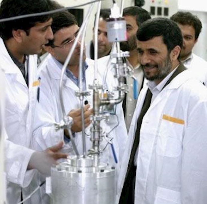 احمدی‌نژاد در حال بازدید از سایت اتمی نطنز