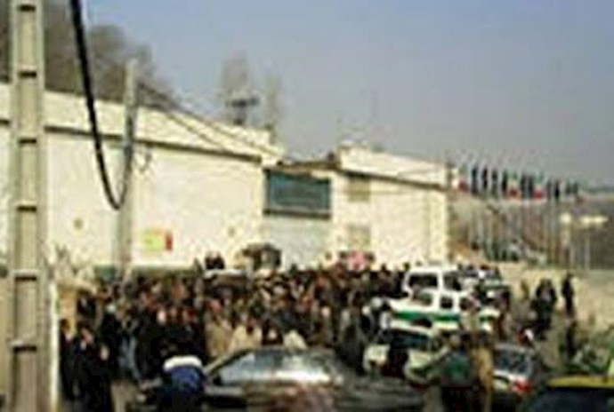 تجمع اعتراضی خانواده دستگیرشدگان قیام مقابل زندان اوین
