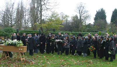 مراسم خاکسپاری پیکر مادر مجاهد پوراندخت آذری در لندن