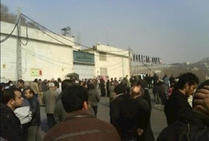 تجمع خانواده زندانیان سیاسی در برابر زندان اوین - آرشیو