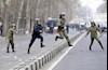 نیروهای جنایتکار خامنه ای به سرکوبی تظاهرکنندگان  دست میزنند