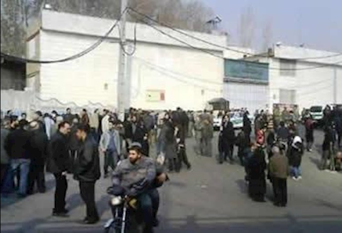 تجمع خانواده ها در برابر زندان  اوین - آرشیو