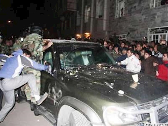 حمله ایادی آخوندها به خودرو کروبی - آرشیو