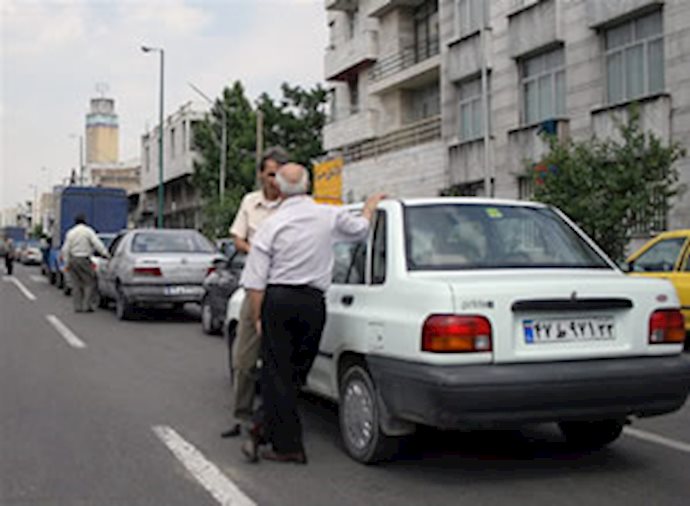 صفهای طویل در برابر پمپ بنزینها