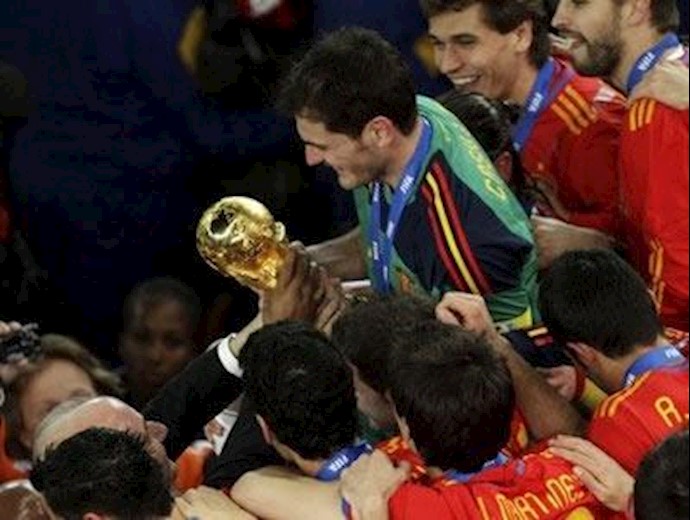 مردم اسپانیا پیروزی تیم فوتبال در جام جهانی را جشن گرفتند