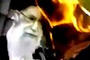 به آتش کشیدن عکس منحوس خامنه‌ای