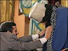 پاسدار احمدی نژاد چفیه خود را بر گردن سرباز هخامنشی، کاوه آهنگر که درفش کاویانی را در دست داشت و سپس یک جوان بسیجی انداخت