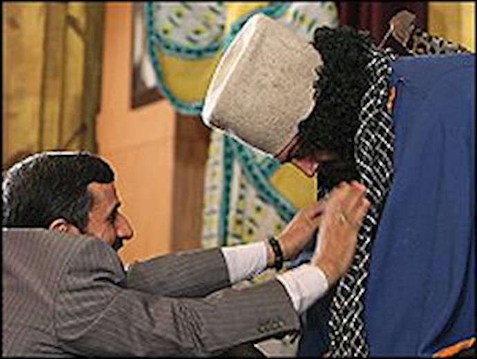 پاسدار احمدی نژاد چفیه خود را بر گردن سرباز هخامنشی، کاوه آهنگر که درفش کاویانی را در دست داشت و سپس یک جوان بسیجی انداخت