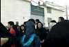 تجمع خانواده‌های زندانیان سیاسی در مقابل زندان اوین - آرشیو