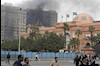 موزه مشهور مصر همجوار ساختمان به آتش کشیده دفتر حزب حاکم در میدان آزادی قاهره