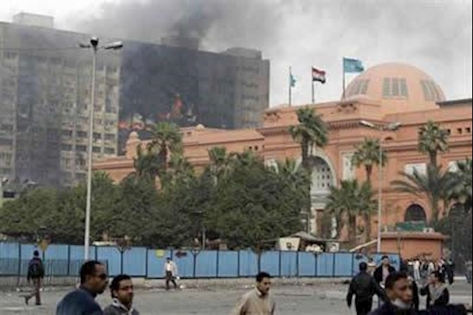 موزه مشهور مصر همجوار ساختمان به آتش کشیده دفتر حزب حاکم در میدان آزادی قاهره